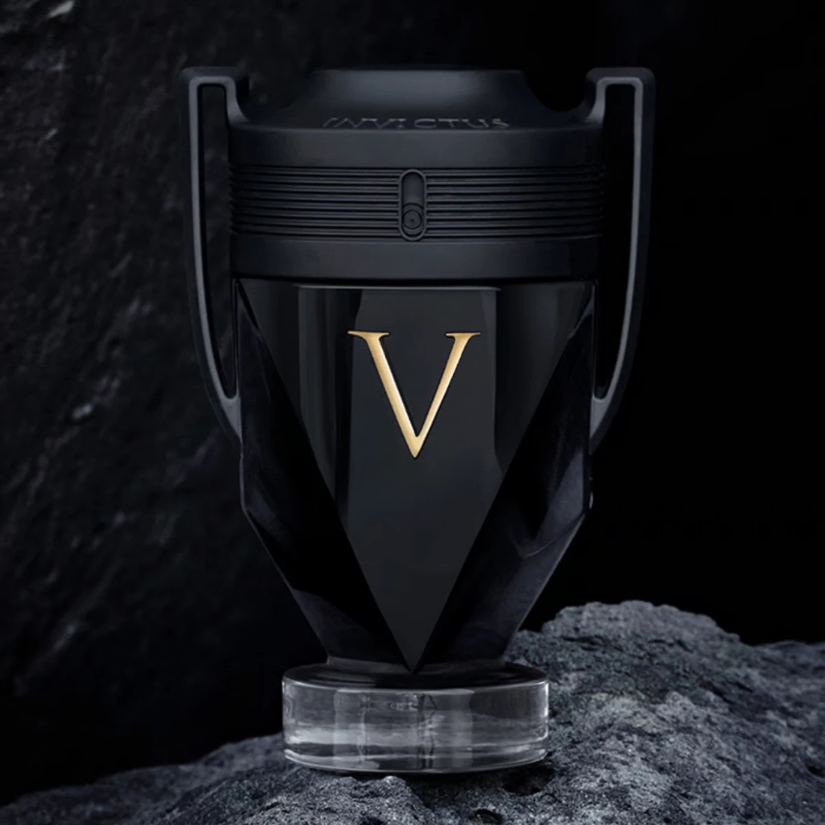 Invictus Victory im Halbdunkel