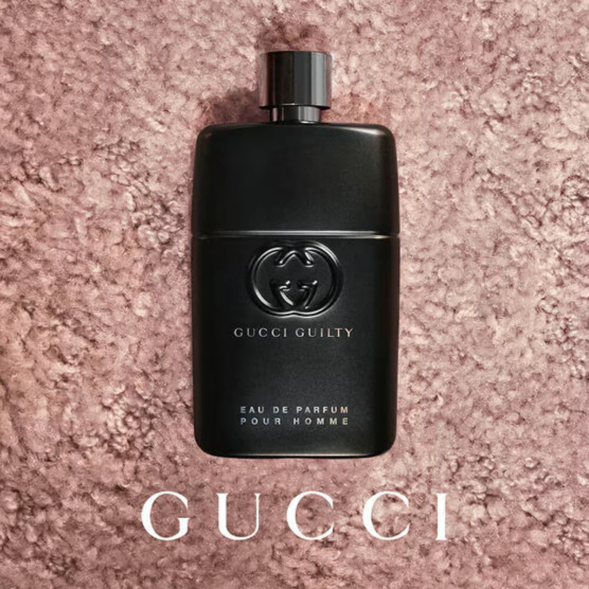 Guilty Pour Homme vor sanftem Hintergrund