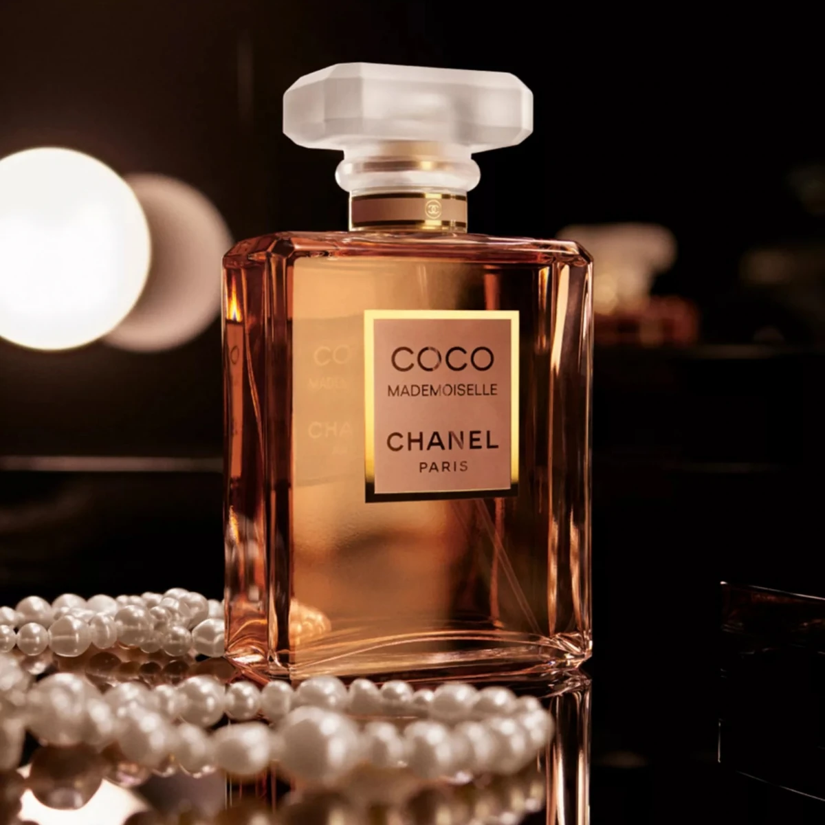 Coco Mademoiselle junto a perlas