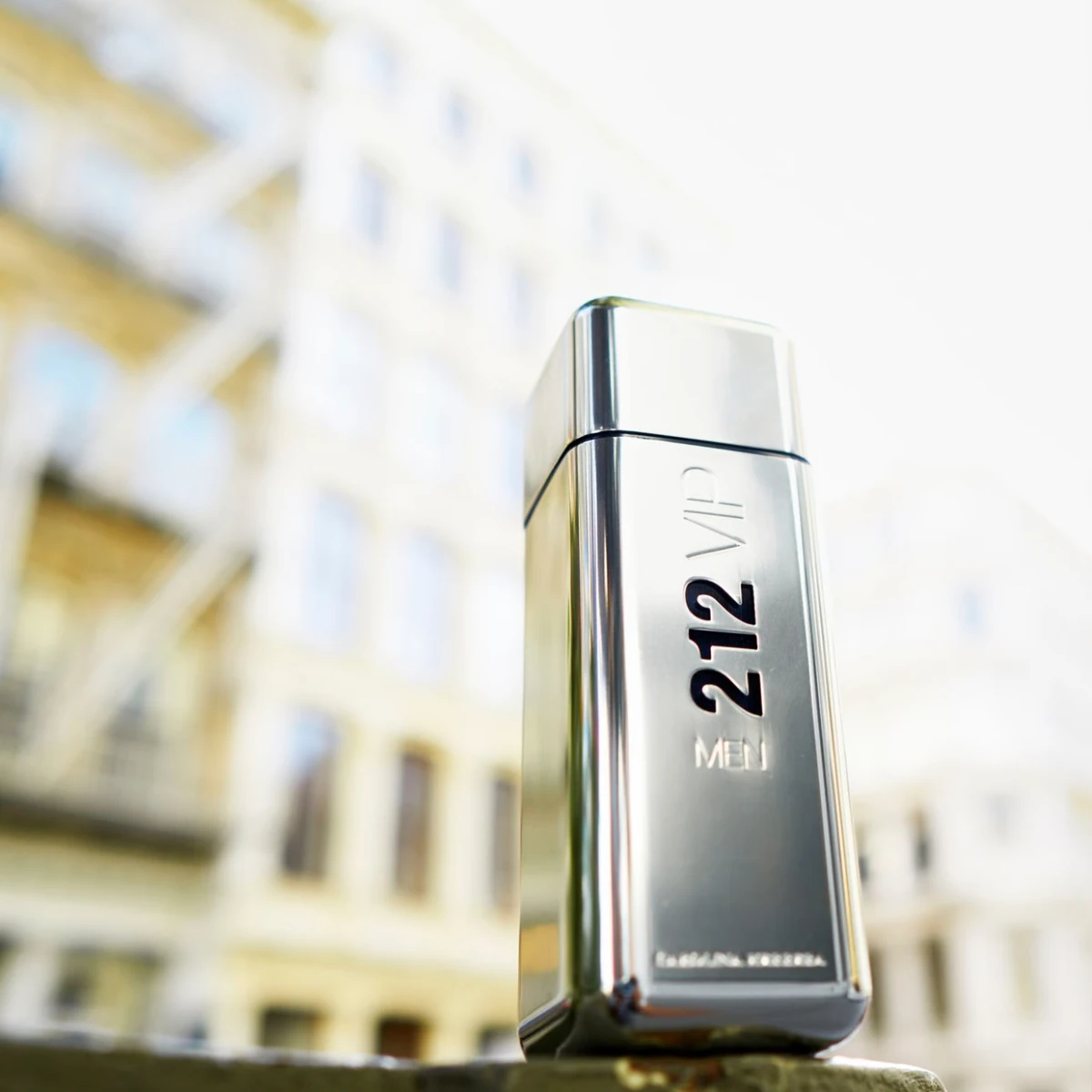 212 VIP Men vor einer Großstadtstraße