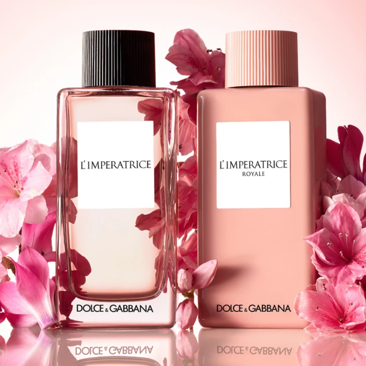 Zwei Flakons LImperatrice Royale zwischen Blumen