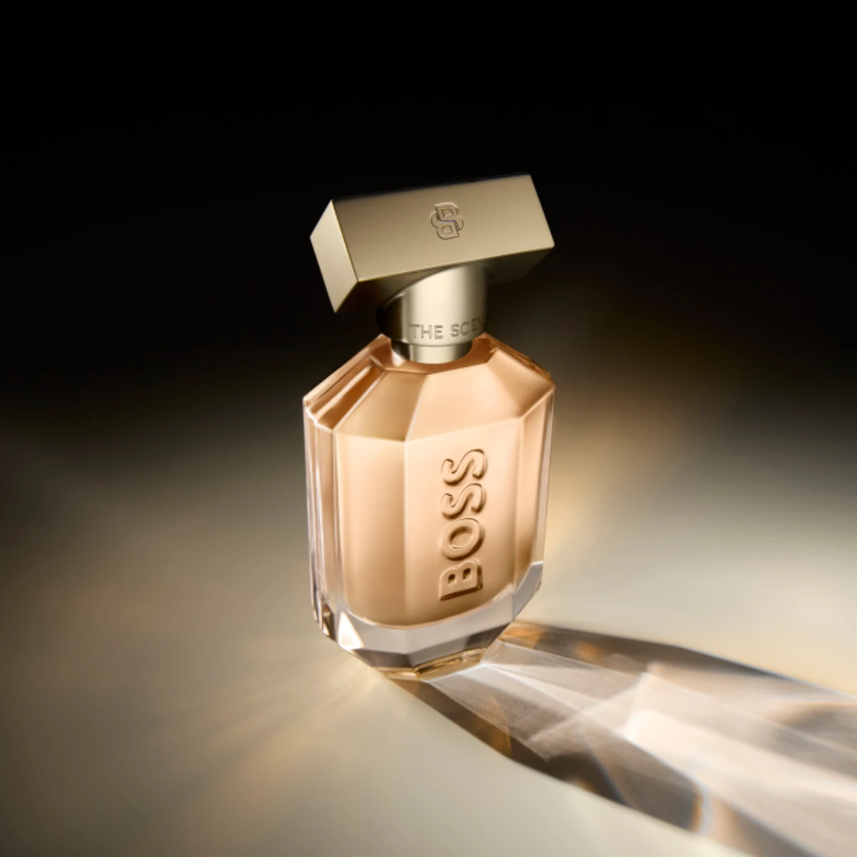 Boss The Scent for Her in gedämpftem Licht