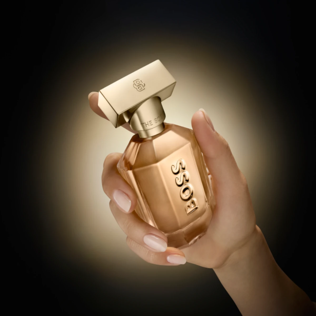 Eine Hand hält Boss The Scent for Her