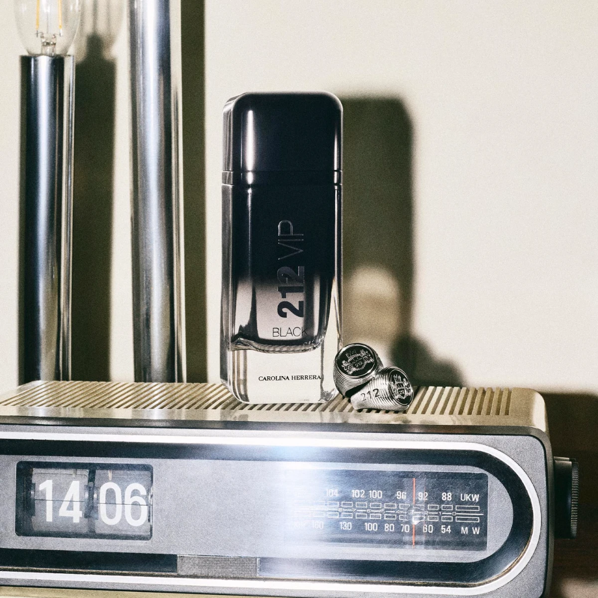 212 VIP Black junto a una radio vintage