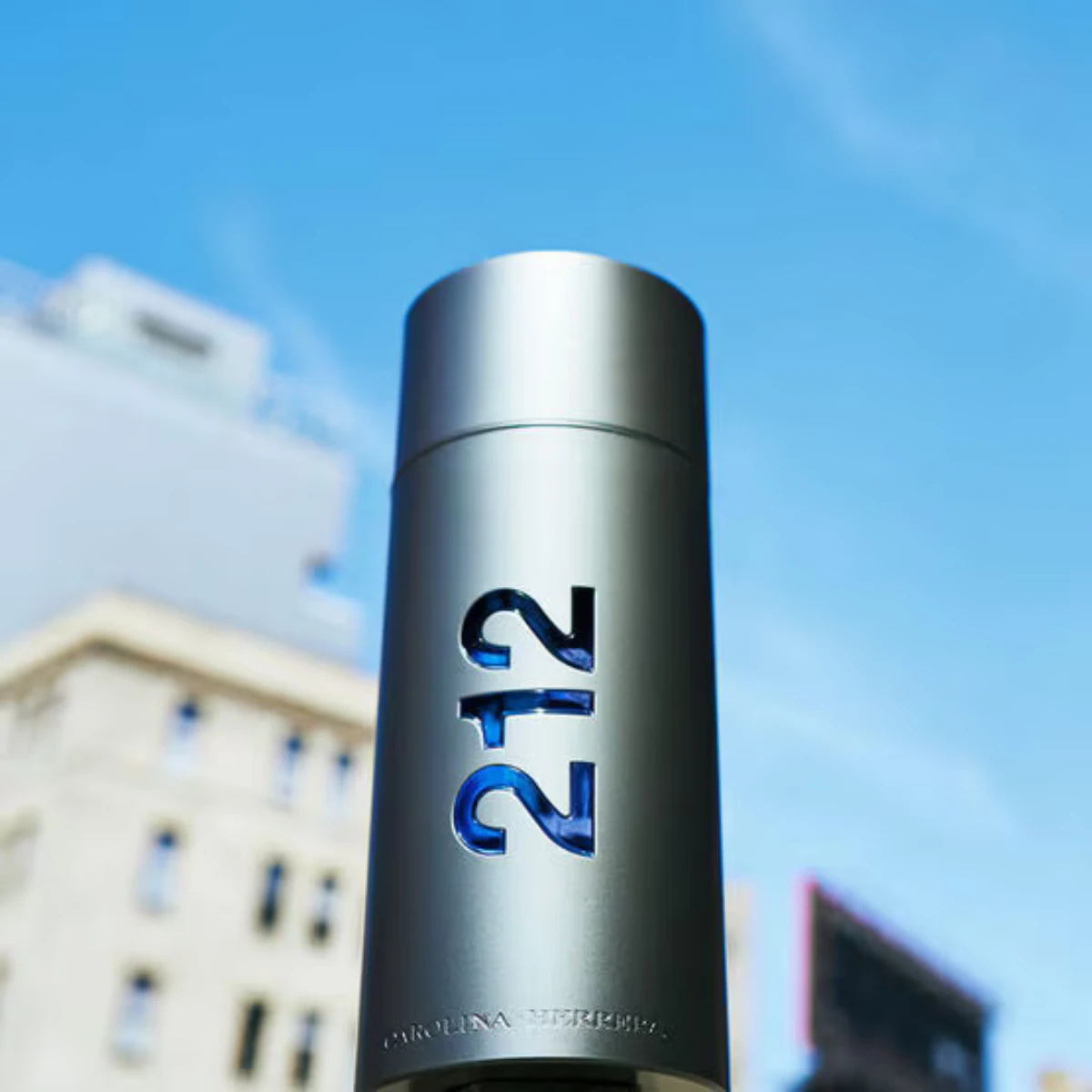212 Men NYC ante el cielo de la ciudad