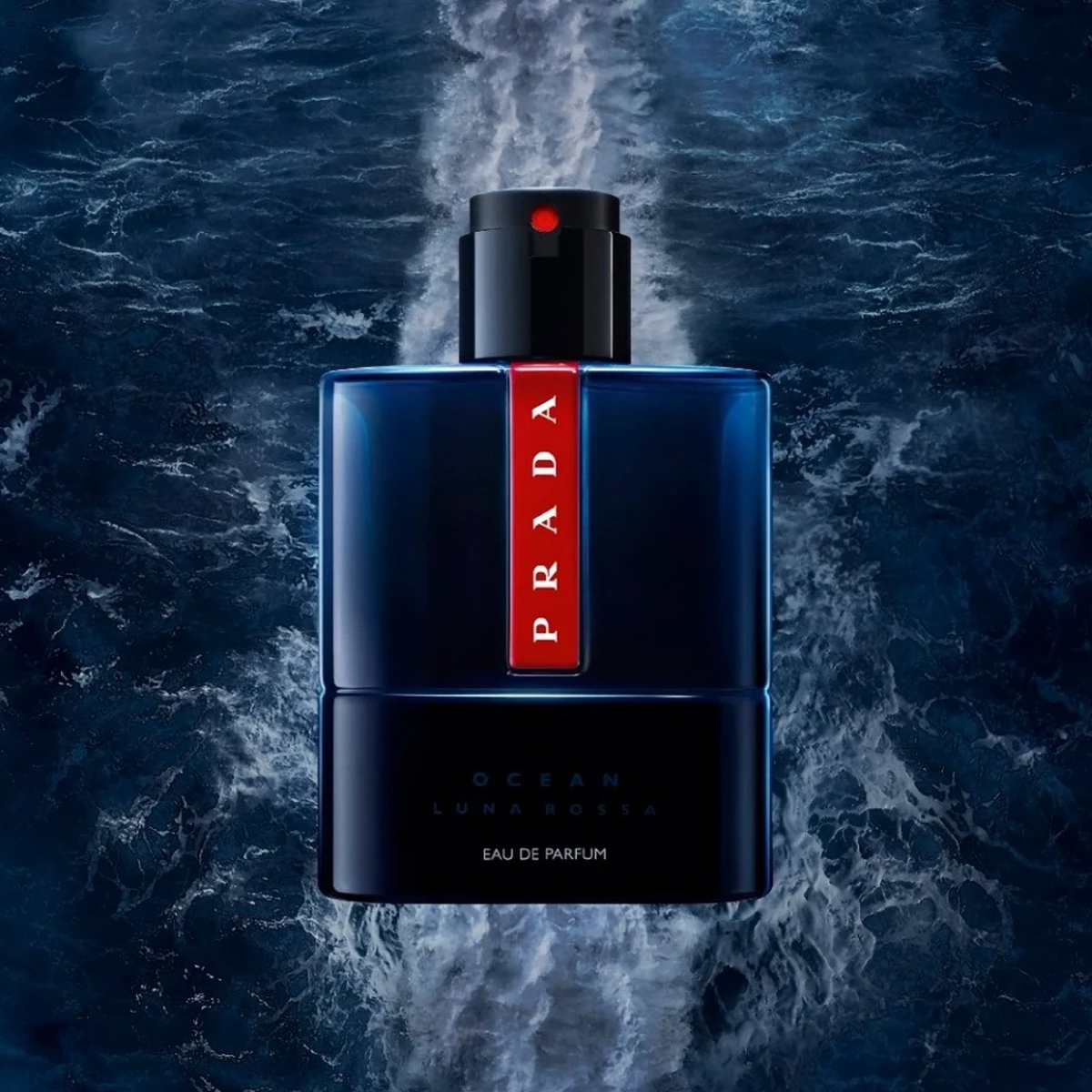 Luna Rossa Ocean über dem Wasser