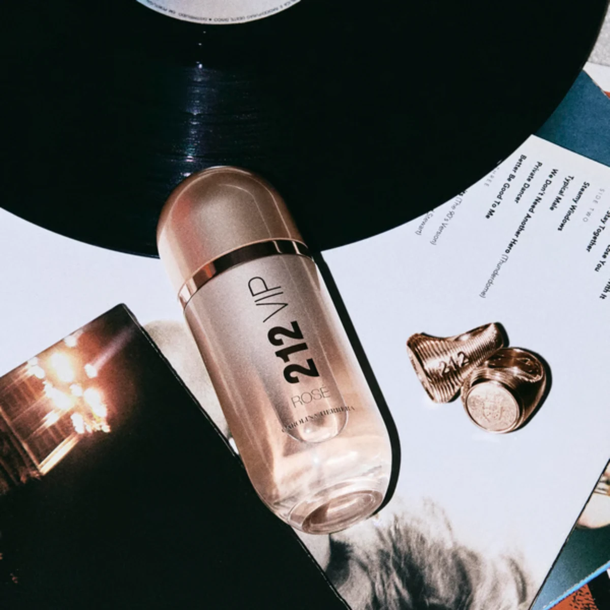 212 VIP Rose junto a unos discos de vinilo