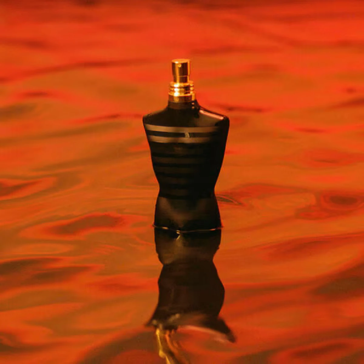 Le Male Le Parfum vor rotem Hintergrund