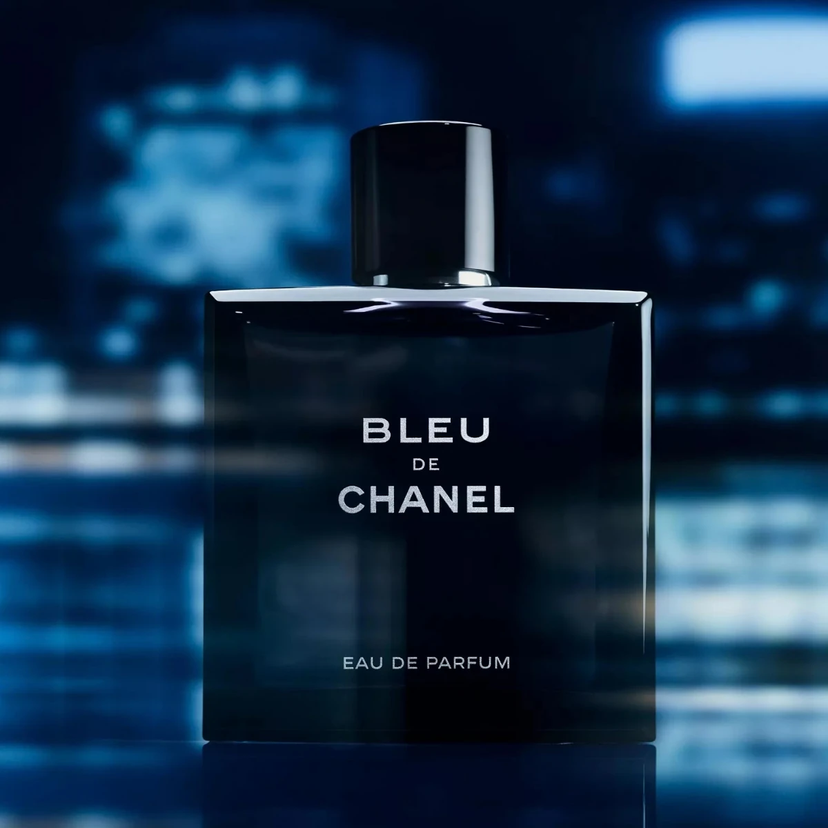 Bleu de Chanel vor den Lichtern der Stadt
