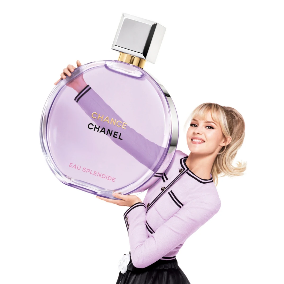 Eine Frau hält Chance Eau Splendide in der Hand