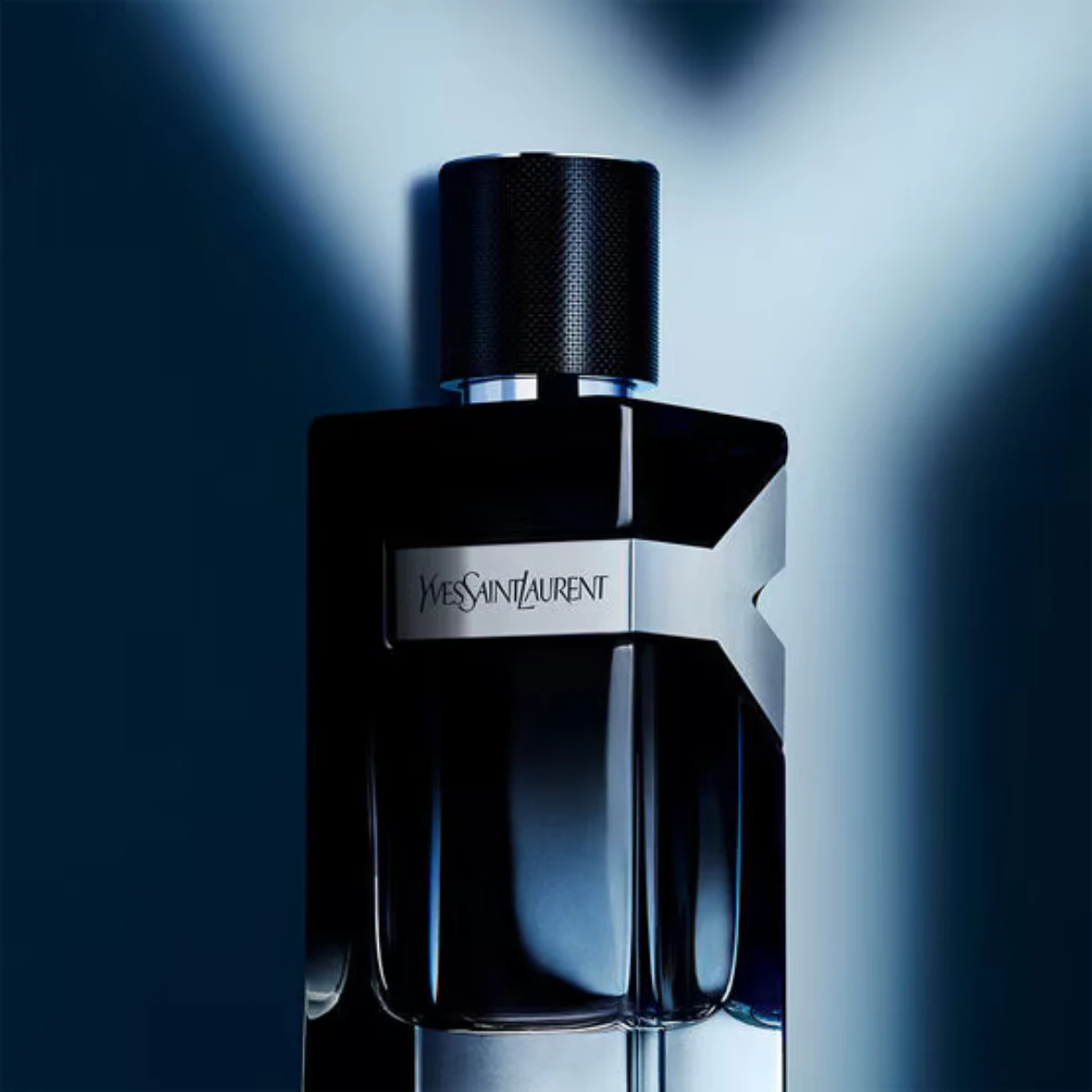 Y von Yves Saint Laurent in blauem Licht