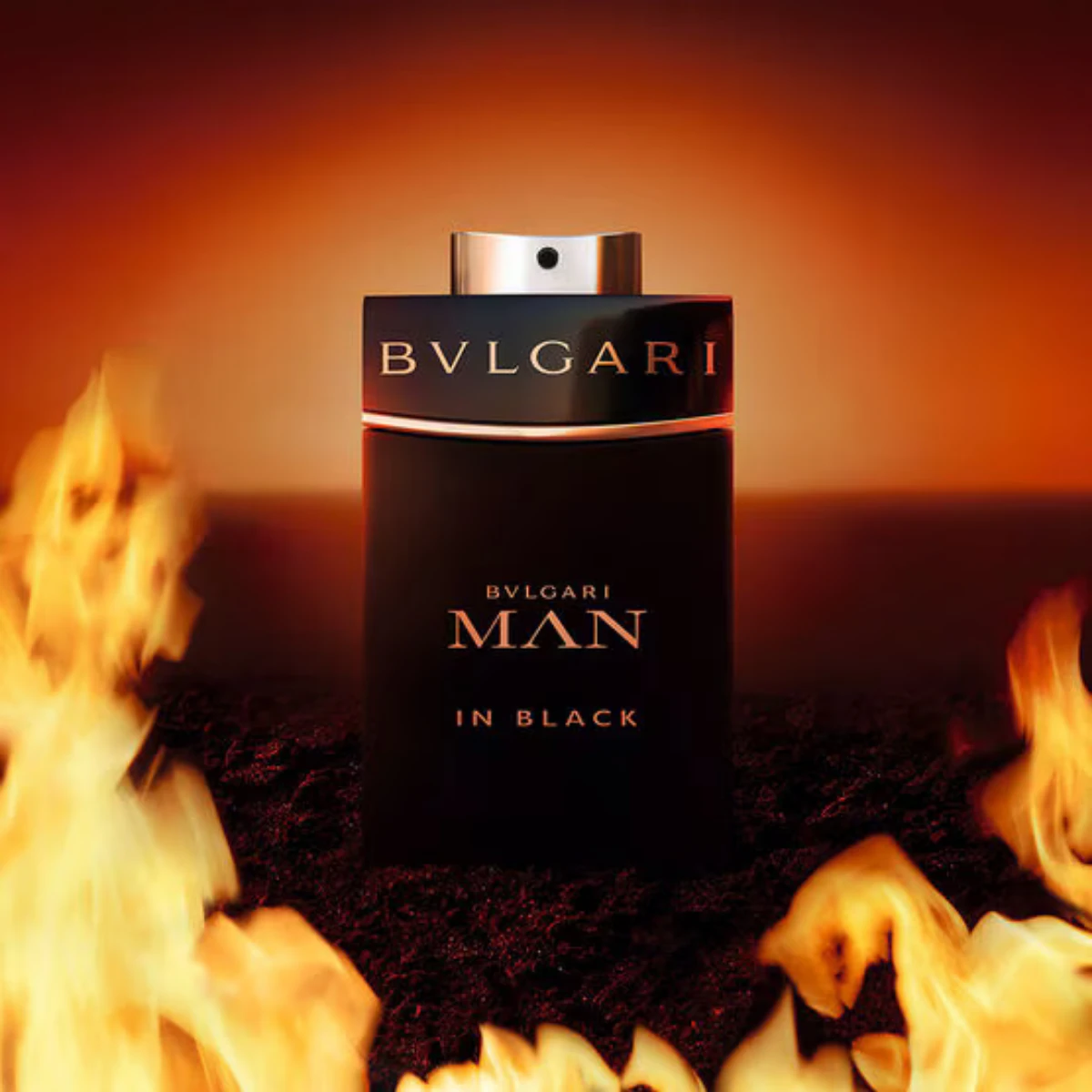 Man in Black von Bvlgari im Feuerschein