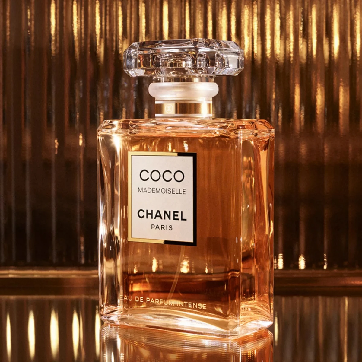 Coco Mademoiselle sobre fondo dorado