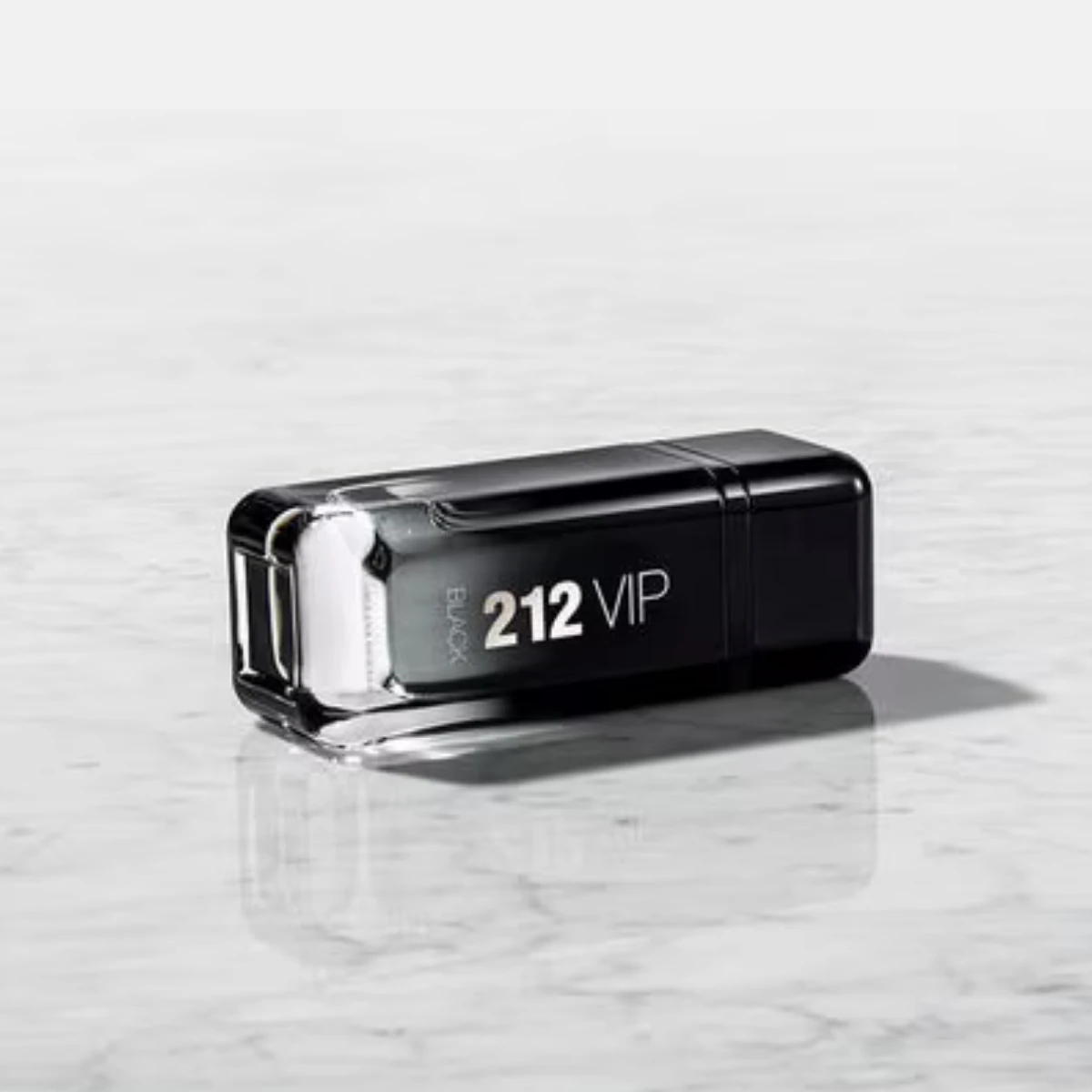 212 VIP Black sobre mármol